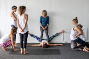 Art of touch - the art of touch: yoga adjustments
